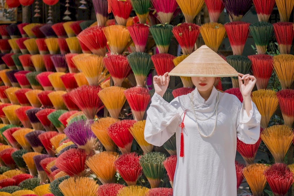 Những bó hương rực rỡ kết hợp với ánh nắng